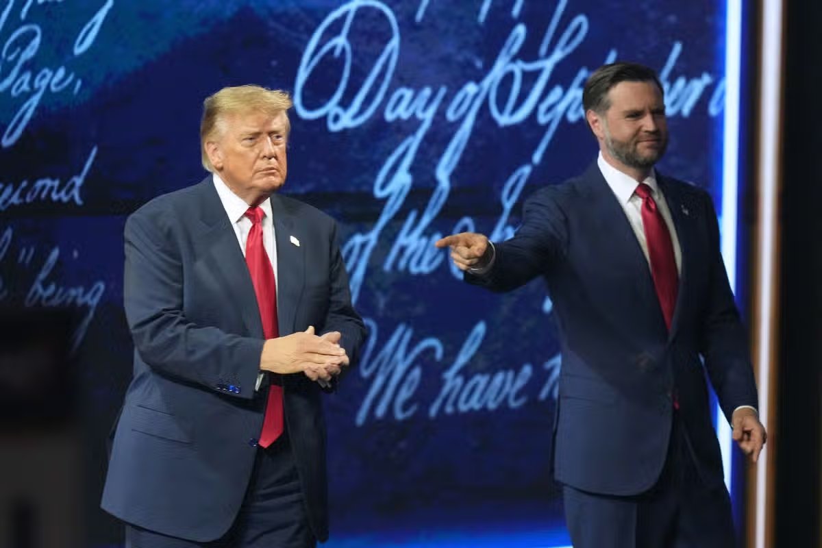El vicepresidente J.D. Vance señala al presidente Donald Trump