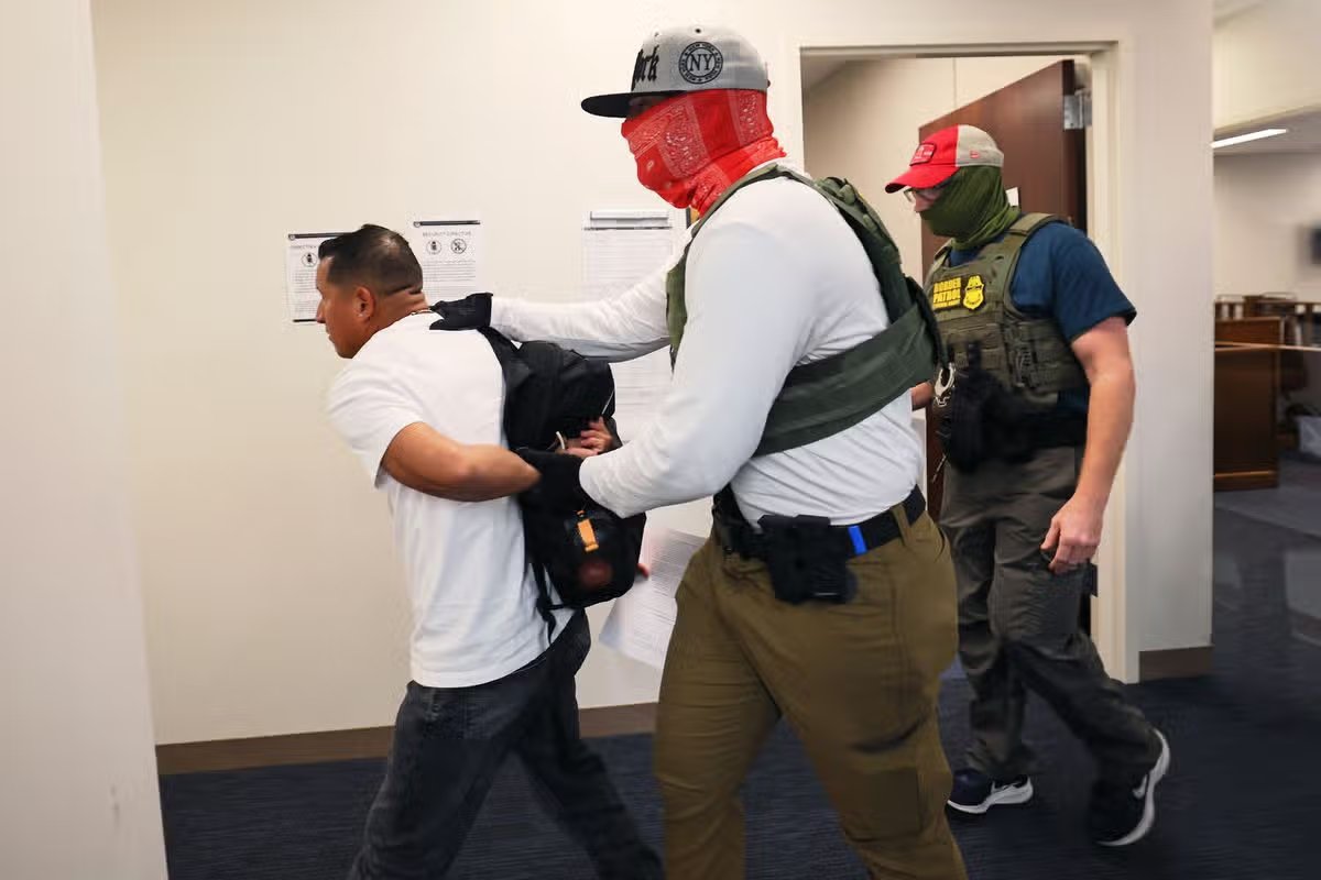 NUEVA YORK, NY - 7 DE JULIO: Agentes federales detienen a un hombre después de una audiencia judicial en el Tribunal de Inmigración del Edificio Federal Ted Weiss el 7 de julio de 2025 en la ciudad de Nueva York. Después de que el presidente de Estados Unidos, Donald Trump, firmara un proyecto de ley de presupuesto la semana pasada, el Servicio de Inmigración y Control de Aduanas (ICE) recibió 45 mil millones de dólares para construir nuevos centros de detención y 14 mil millones de dólares para operaciones de deportación, lo que lo encamina a convertirse en la agencia policial más grande del país. El proyecto de ley también proporciona $3.5 mil millones a los gobiernos estatales y locales para reembolsar los costos relacionados con la aplicación de la ley y la detención relacionados con la inmigración. (Foto de Michael M. Santiago/Getty Images) *** BESTPIX ***