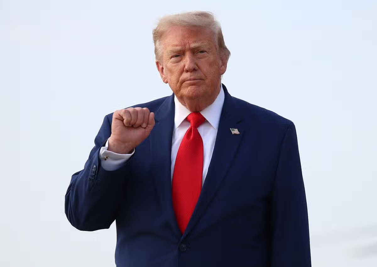 El presidente Donald Trump hace un gesto a los periodistas después de desembarcar del Air Force One en la Base Conjunta Andrews, Maryland, el 22 de julio de 2026.