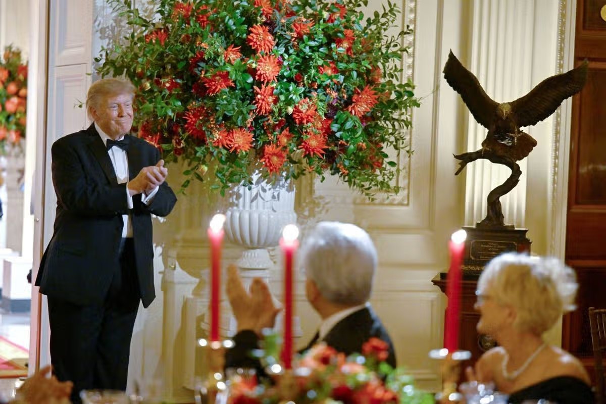 El presidente chino, Xi Jinping, entregó un regalo al presidente Donald Trump en el Salón Este durante una cena de estado en la Casa Blanca.