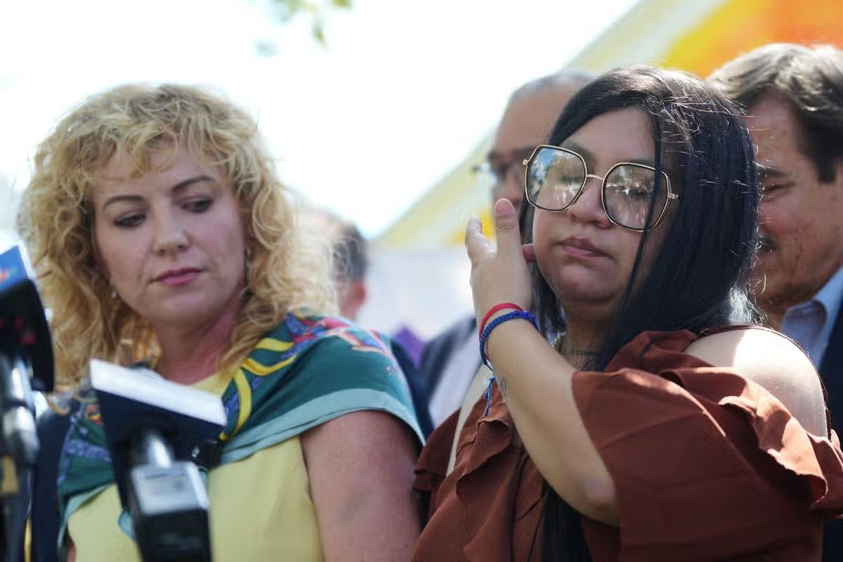 Elizdahl, esposa de Wilbur Rafael Garcés Pérez (derecha), el venezolano asesinado a tiros por agentes de ICE, junto a la abogada Kate Lincoln-Goldfinch (izquierda) durante una conferencia de prensa en Austin, Texas, el lunes 21 de septiembre de 2026.
