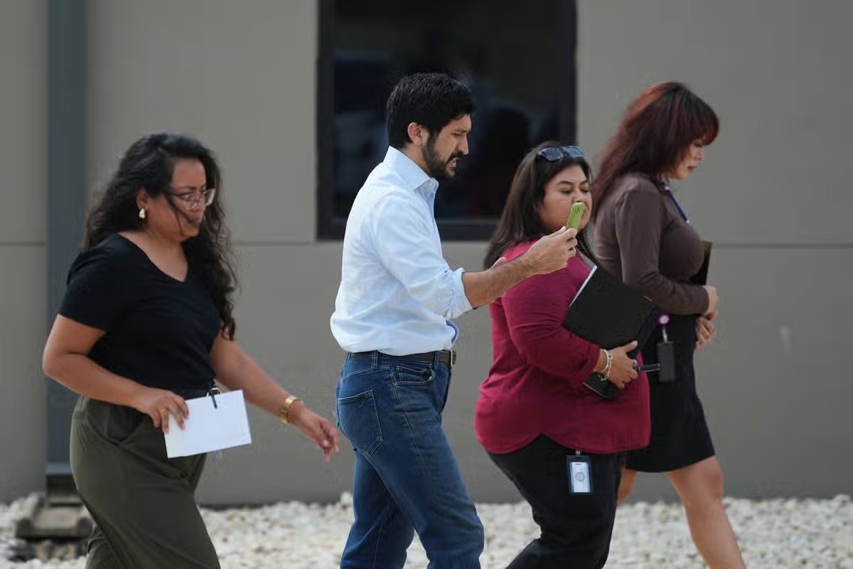 El representante Greg Casar (centro) y su personal salen del centro de procesamiento de ICE del sur de Texas donde se reunió con Wilber Rafael Garcés Pérez, el venezolano que fue asesinado a tiros por agentes de ICE, el miércoles 23 de septiembre de 2026.
