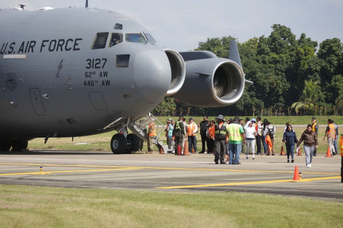 Migrantes deportados llegan a un aeropuerto de Honduras en un avión militar procedente de Estados Unidos el 31 de enero de 2025