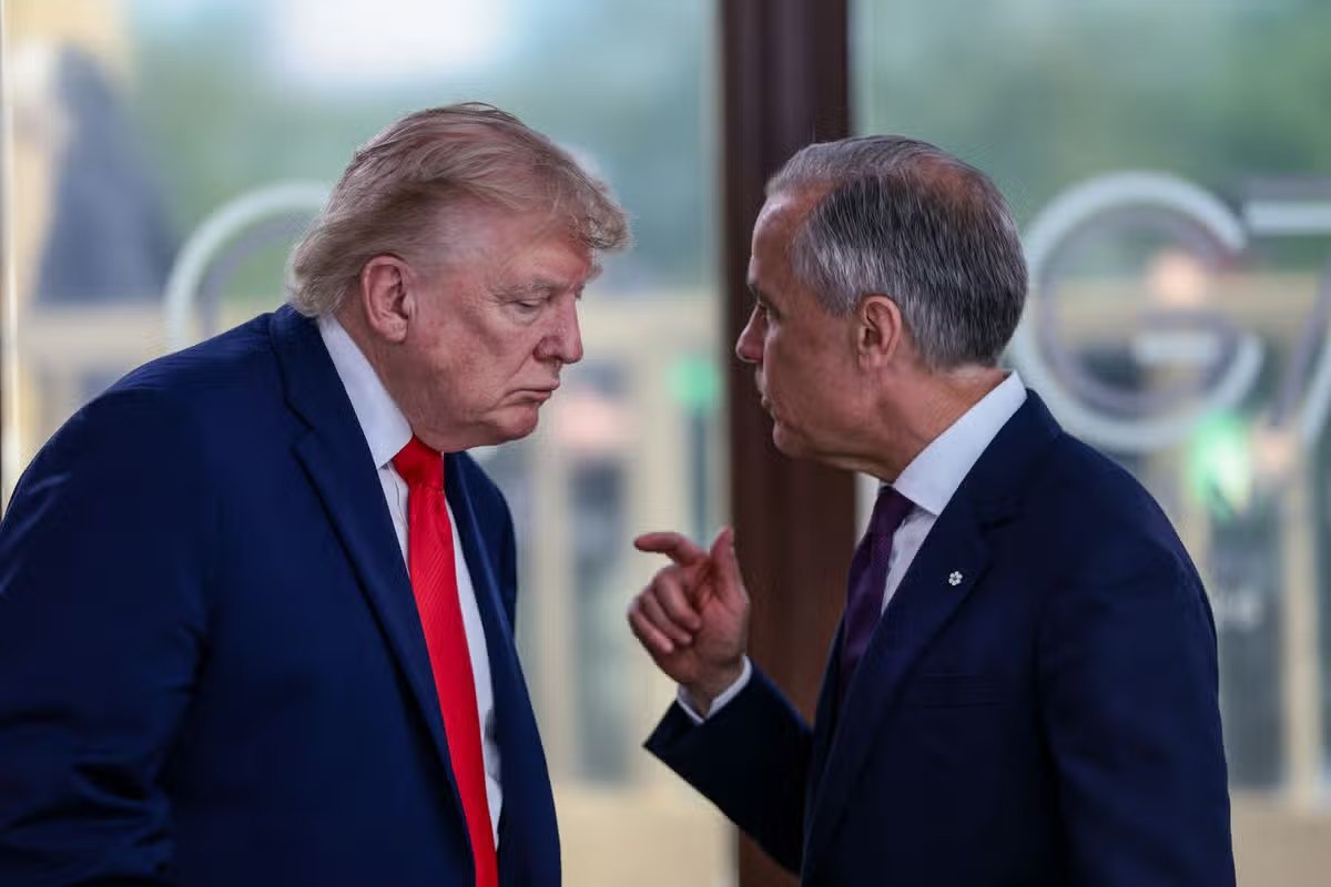 El presidente estadounidense Donald Trump habla con el primer ministro canadiense Mark Carney 