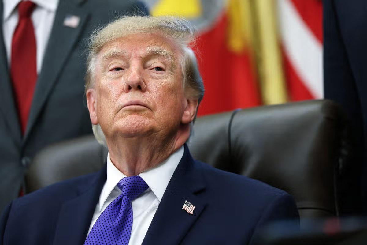El presidente Donald Trump responde preguntas de los periodistas en la Oficina Oval de la Casa Blanca el 28 de septiembre de 2026 en Washington, DC. 