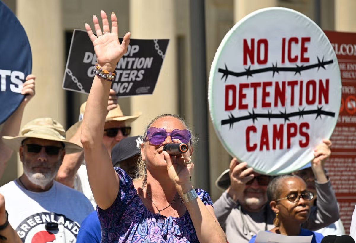CHARLOTTE, EE.UU. - 5 DE JUNIO: Ciudadanos preocupados se reunieron frente al tribunal federal para protestar contra el centro de detención previsto por ICE el 5 de junio de 2026 en Charlotte, Carolina del Norte, EE.UU. (Foto: Peter Zay/Anadolu vía Getty Images)