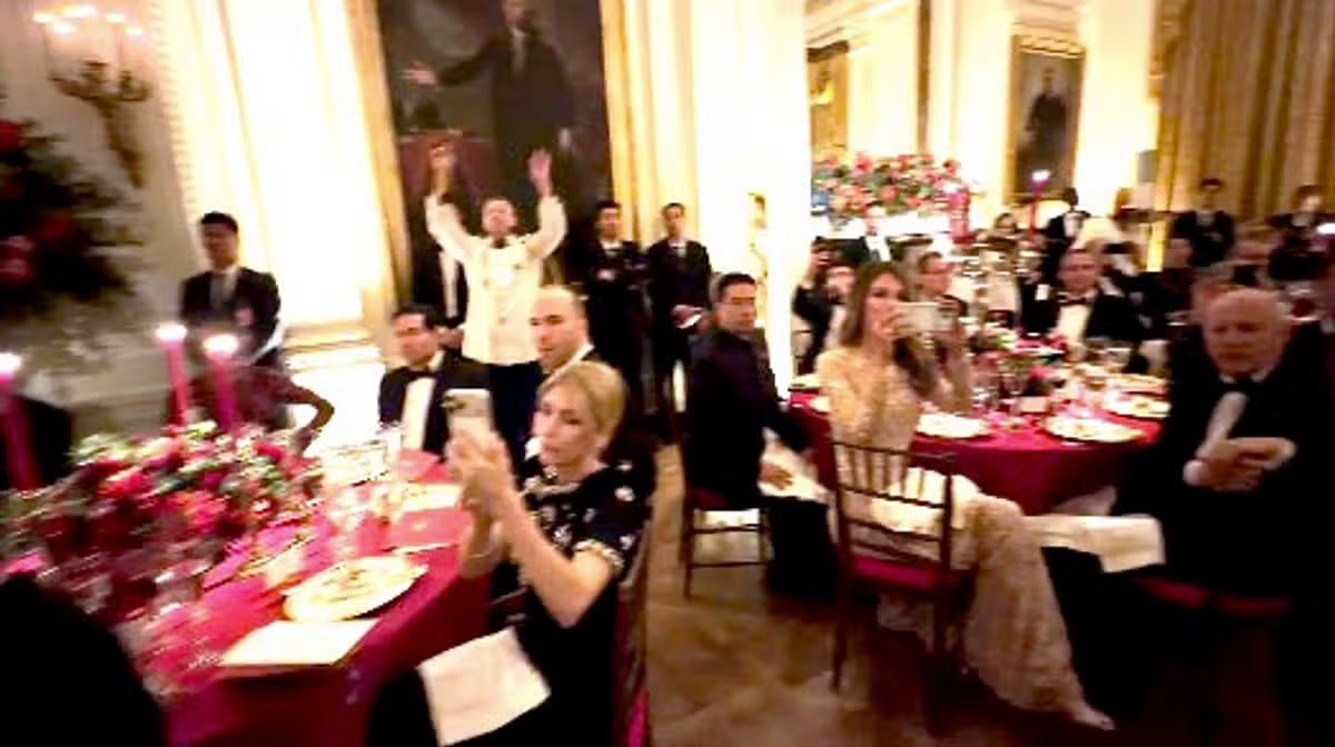 En el vídeo aparecen varios miembros del gabinete y la familia de Trump.