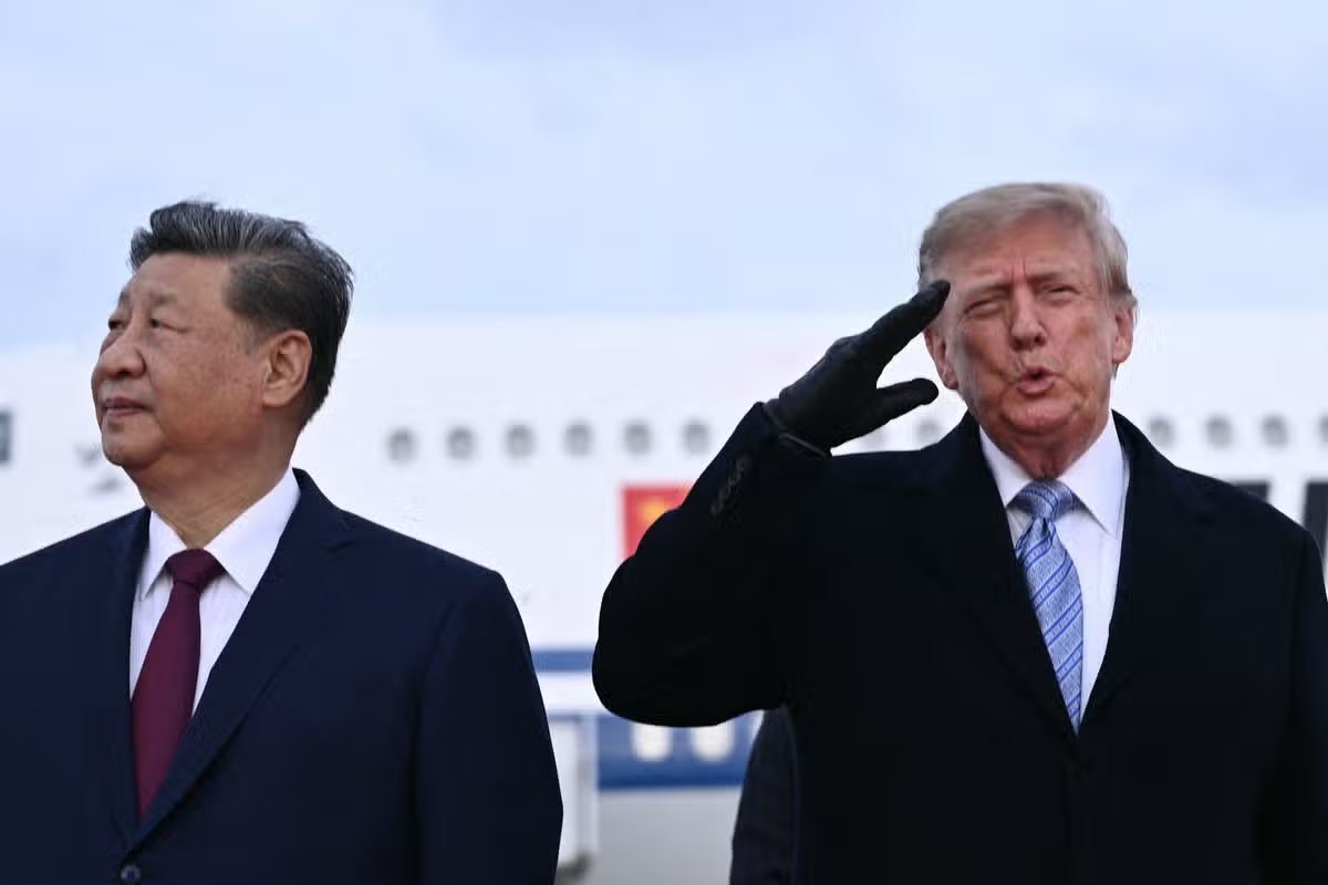 La foto original fue tomada de Trump de pie junto a Xi Jinping durante un vuelo militar estadounidense el miércoles, cuando se encontraron en la pista de la Base Conjunta Andrews.
