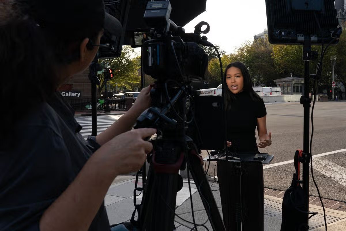 Akela Gardner, reportera de la Casa Blanca de MS NOW, informa en vivo desde cerca del complejo de la Casa Blanca