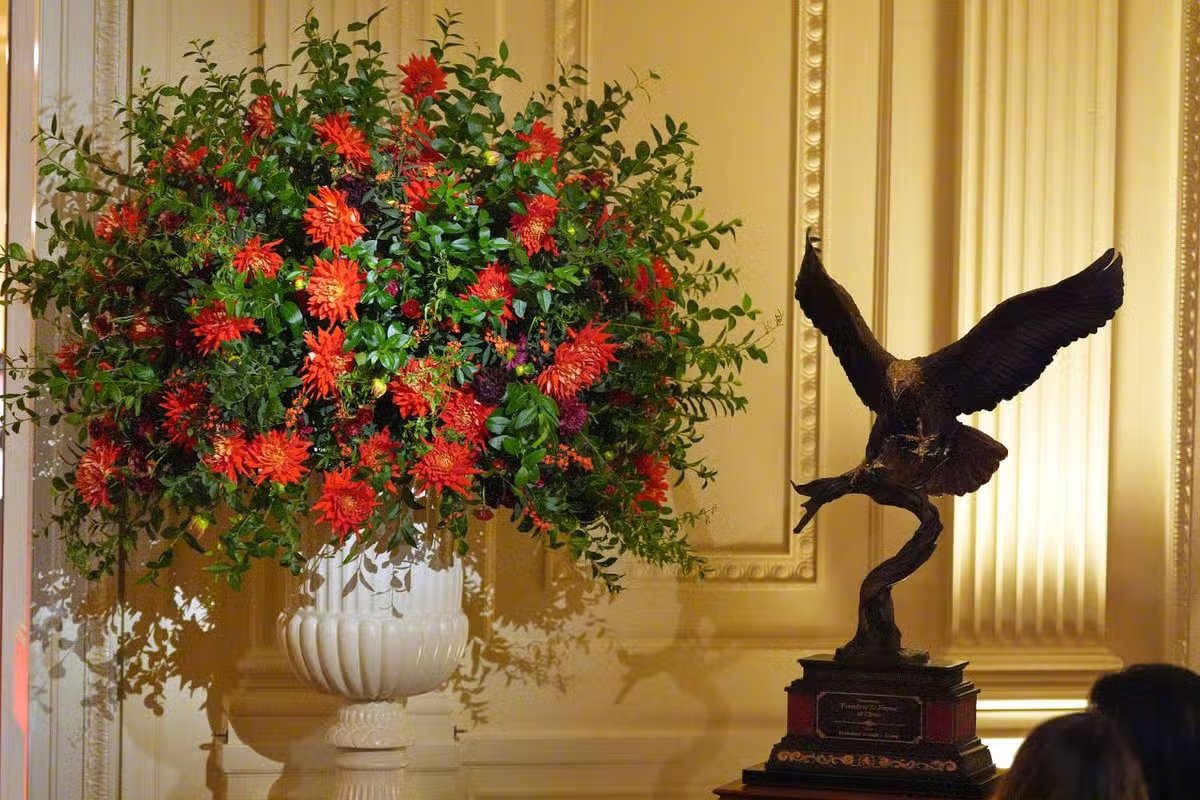 El presidente chino, Xi Jinping, entregó un regalo al presidente Donald Trump en el Salón Este durante una cena de estado en la Casa Blanca.
