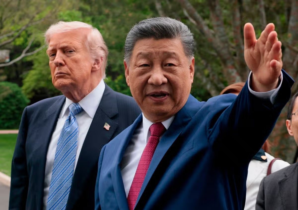 El presidente chino, Xi Jinping (derecha), hace un gesto mientras saluda al presidente estadounidense, Donald Trump.