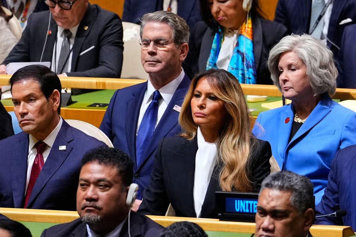 El secretario de Estado, Marco Rubio, el secretario del Tesoro de Estados Unidos, Scott Bessant, la primera dama de Estados Unidos, Melania Trump, y la jefa de gabinete de la Casa Blanca, Suzy Wiles. 