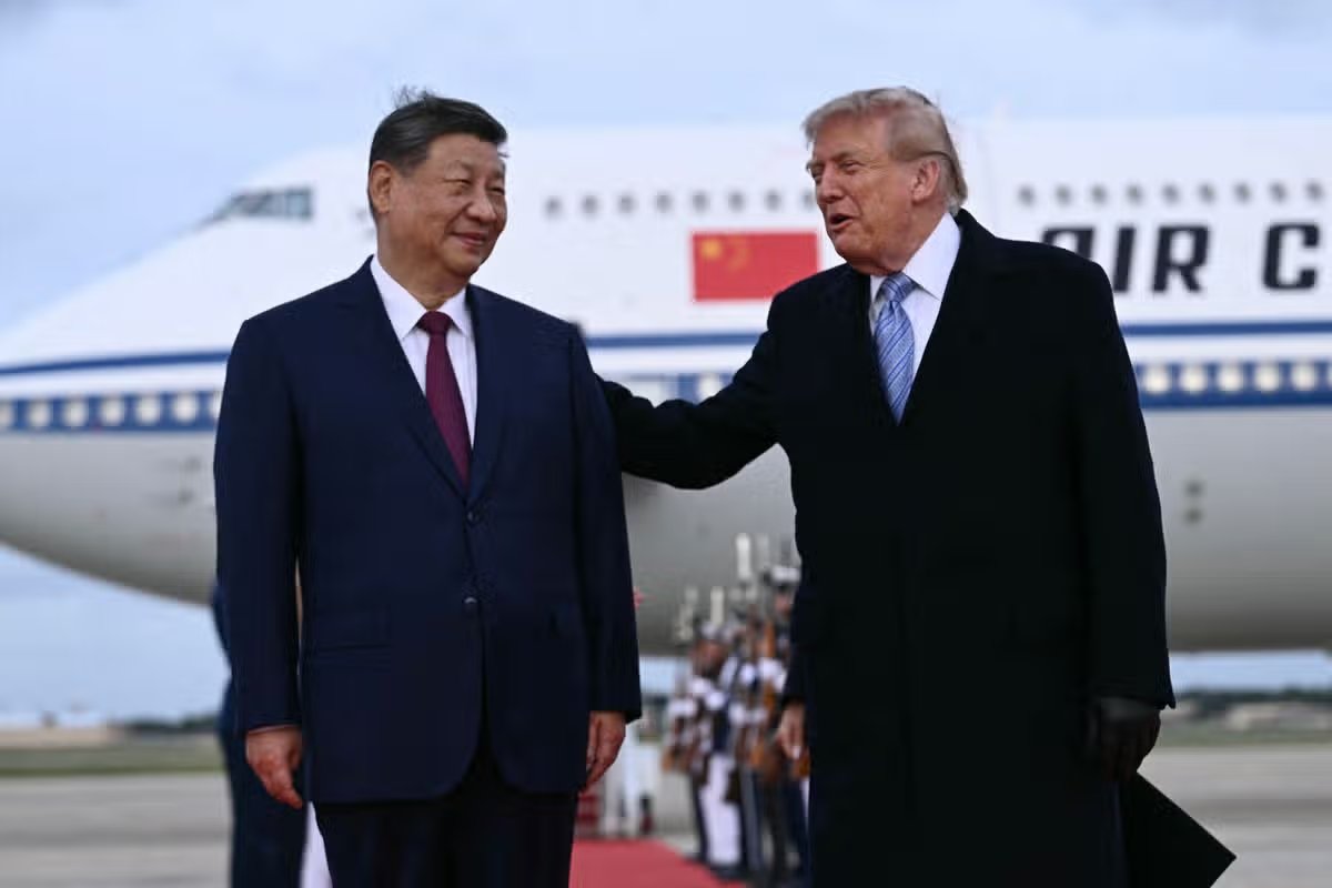 El presidente estadounidense Donald Trump saluda al presidente chino Xi Jinping 