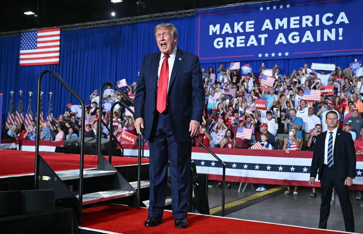 El presidente estadounidense Donald Trump grita mientras abandona el podio después de hablar en un mitin de campaña del senador estadounidense Darin Graham en el Centro de Convenciones de Myrtle Beach el 21 de agosto de 2026 en Myrtle Beach, Carolina del Sur. (Foto de SAUL LOEB/AFP vía Getty Images)