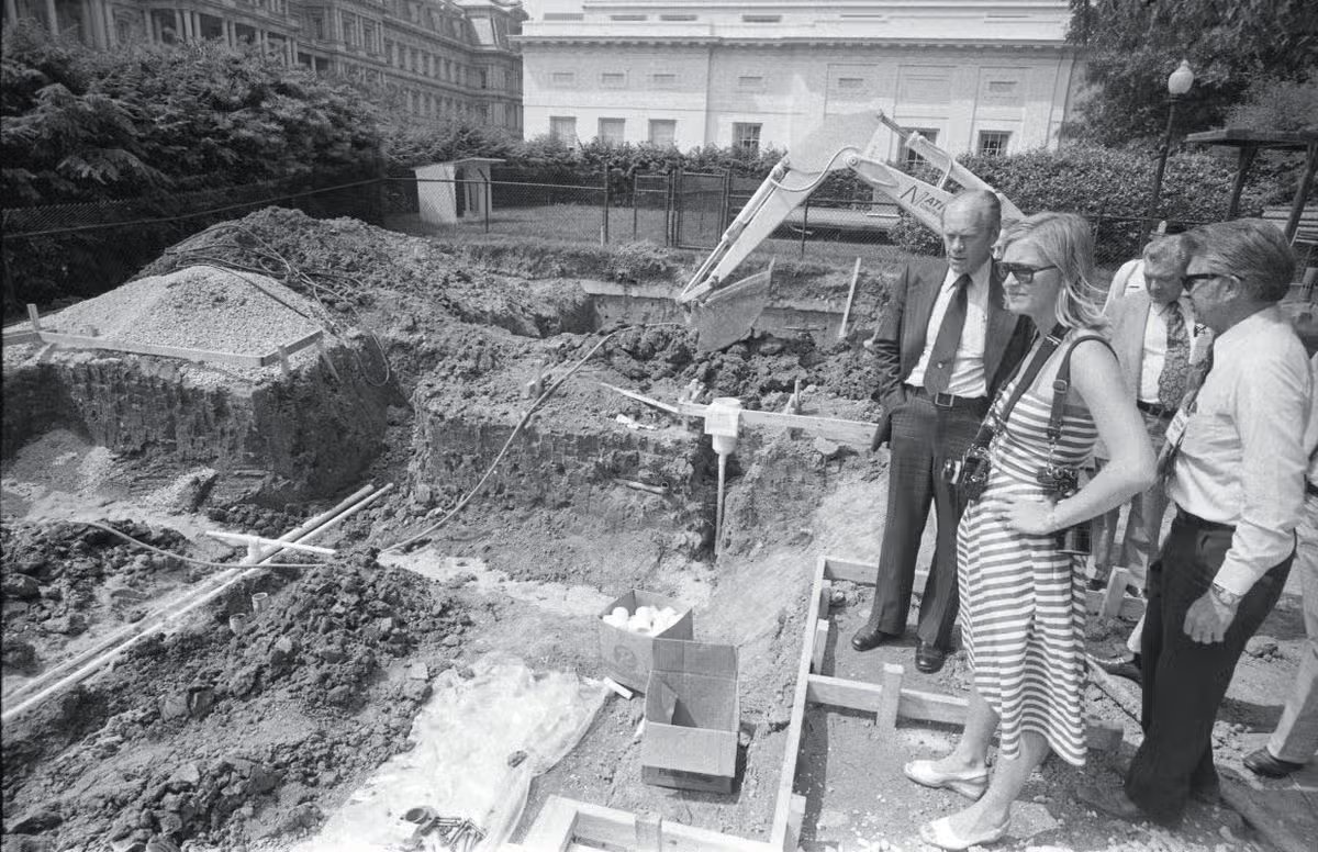 En 1970, para dar cabida al creciente cuerpo de prensa de la Casa Blanca, Nixon ordenó que se pavimentara la piscina y se transformara en lo que ahora es la Sala de Ruedas de Prensa James S. Brady.