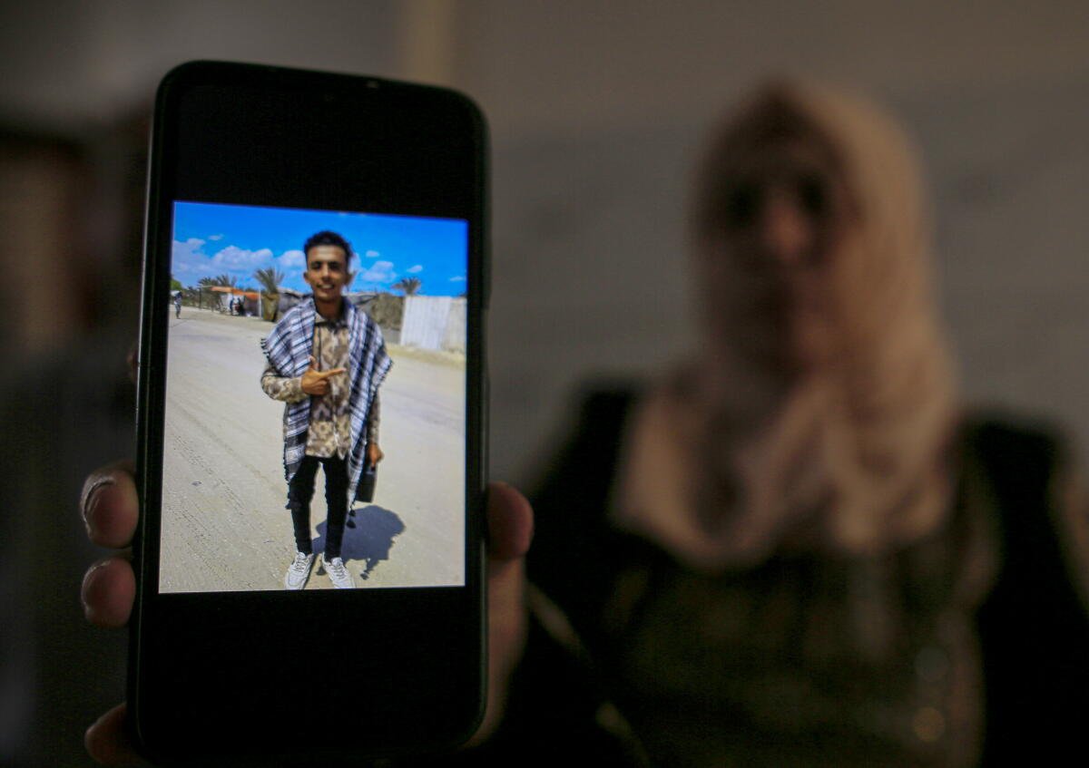 Mahmoud Al-Drimli aparece en la pantalla del teléfono que sostiene su madre.