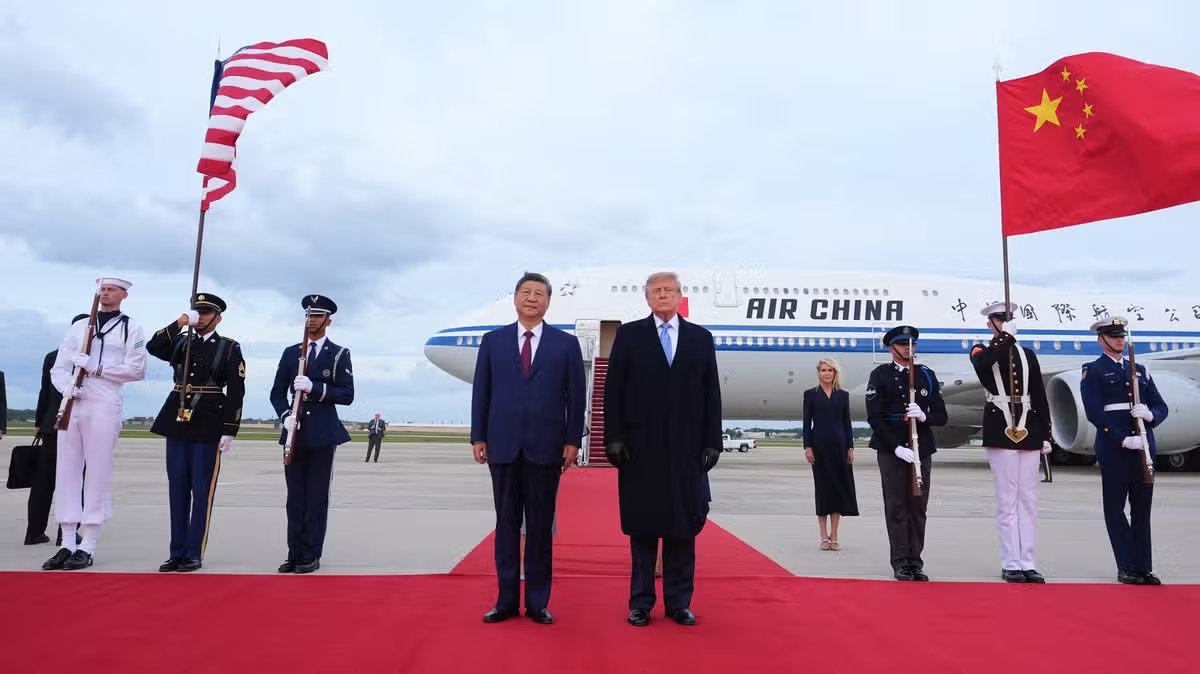El presidente Donald Trump y el presidente chino Xi Jinping asisten a la ceremonia de llegada