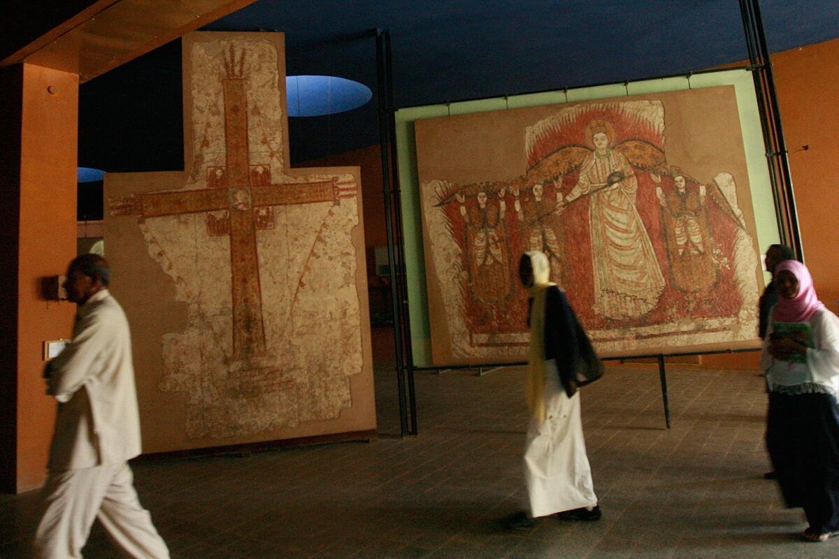 Visitantes sudaneses pasan junto a ejemplos de obras de arte cristianas del siglo X en el Museo Nacional de la capital, Jartum, el 25 de junio de 2008.