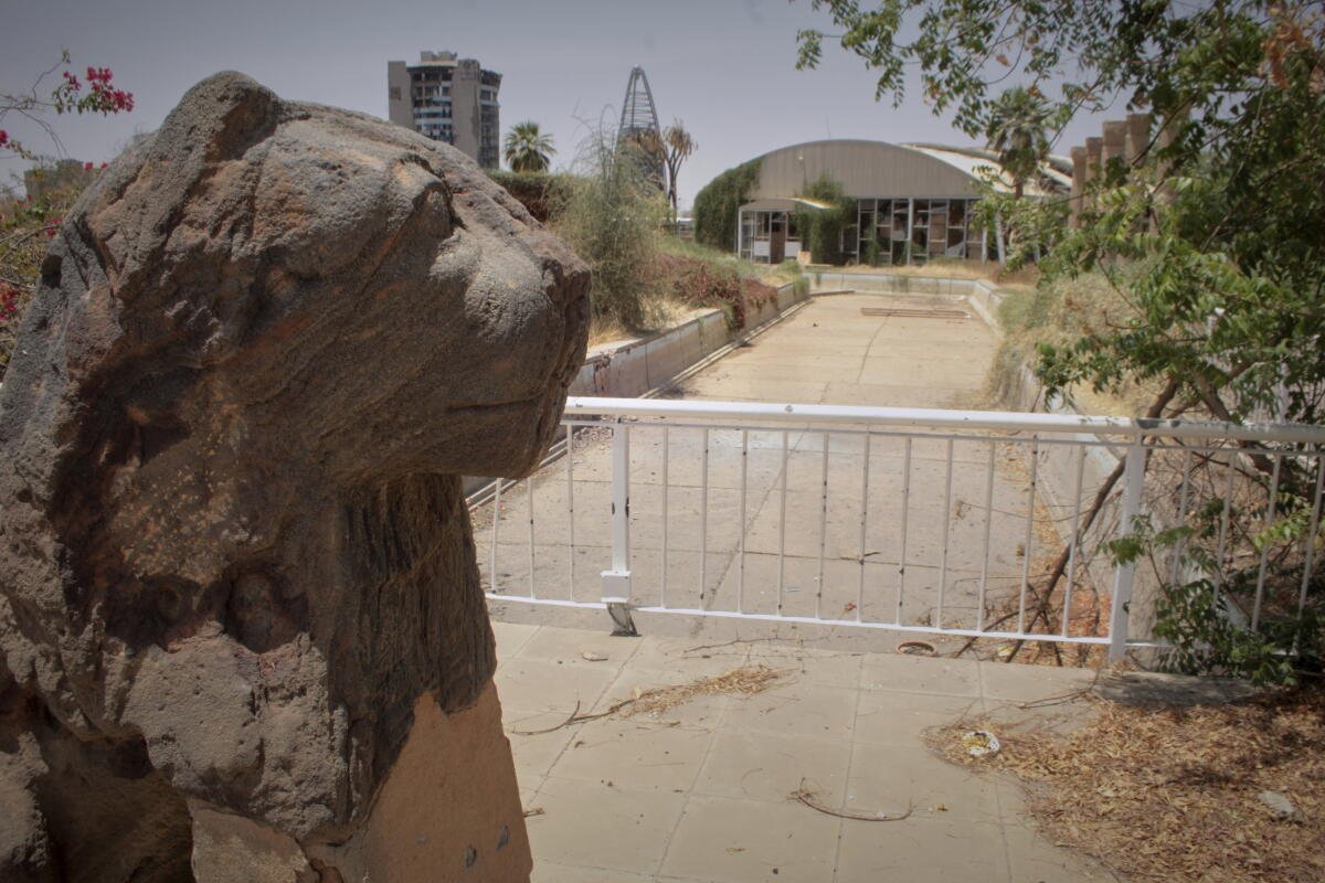 Una estatua de un león meroítico en el jardín del Museo Nacional de Sudán en Jartum, Sudán, en abril de 2025.