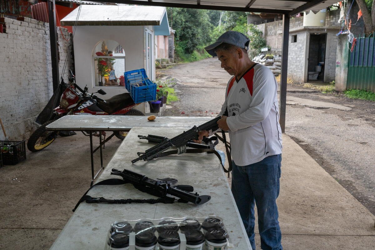 Renano López, de 46 años, productor de aguacate, comienza su turno matutino con la Milicia de Autodefensas. 