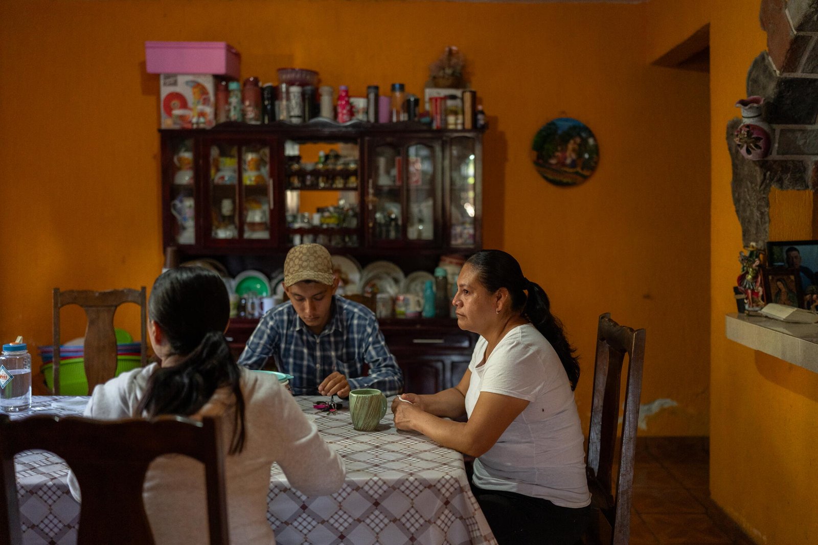 Teresa Pérez, de 44 años, sentada con sus hijos Ana García, de 24 años, y Oscar García, de 18, en su casa. 