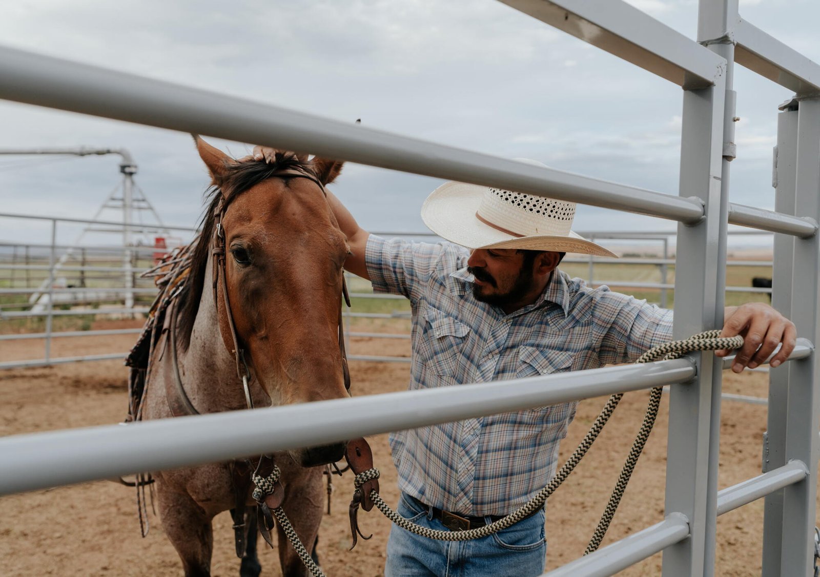 El ranchero de Colorado Caleb Valdez con su caballo Strick.