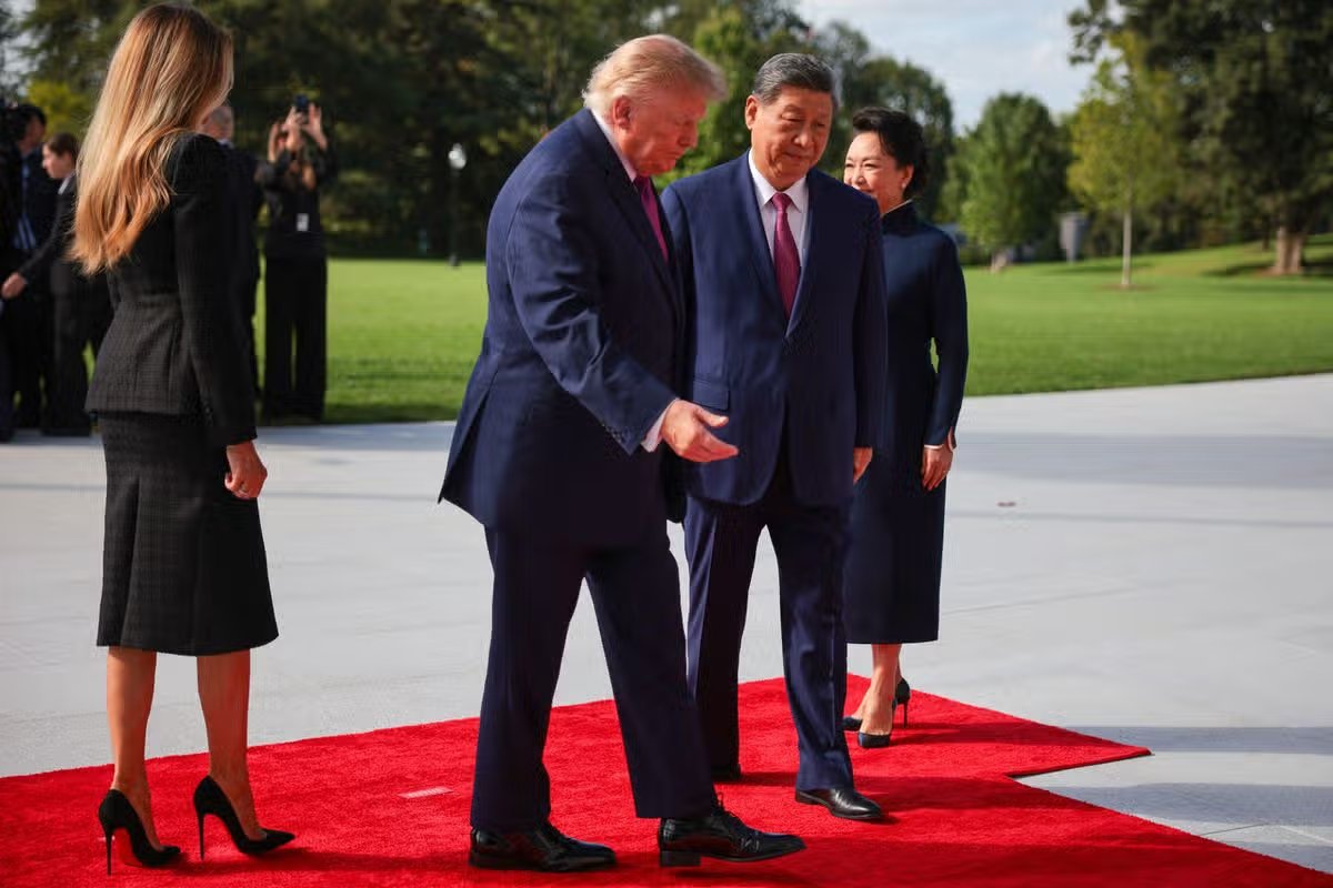 El presidente Donald Trump (izquierda) y la primera dama estadounidense Melania Trump (izquierda) dan la bienvenida al presidente chino Xi Jinping y a la primera dama china Peng Liyuan (derecha) durante una ceremonia de llegada a la Casa Blanca en Washington, DC, el 24 de septiembre de 2026.