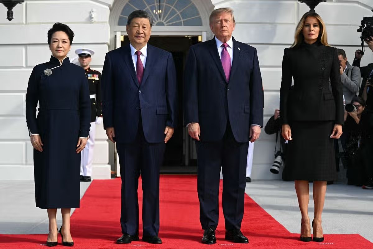 El presidente estadounidense Donald Trump y la primera dama Melania Trump saludan al presidente chino Xi Jinping y a su esposa Peng Liyuan cuando llegan al Pórtico Sur de la Casa Blanca en Washington, DC, el 24 de septiembre de 2026.