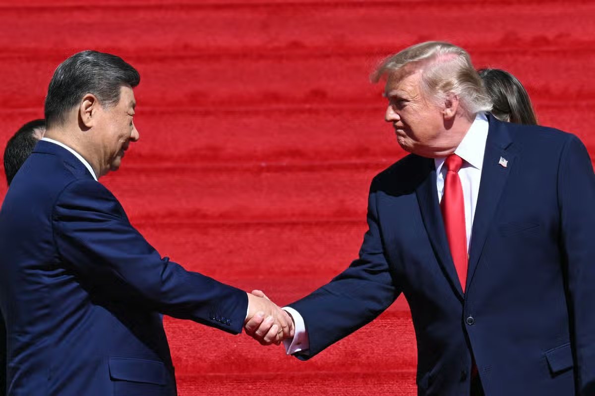 El presidente Donald Trump le da la mano al presidente chino Xi Jinping después de visitar los Archivos Nacionales con la Primera Dama Melania Trump y la Primera Dama de China Peng Liyuan en Washington, DC, el 25 de septiembre de 2026.