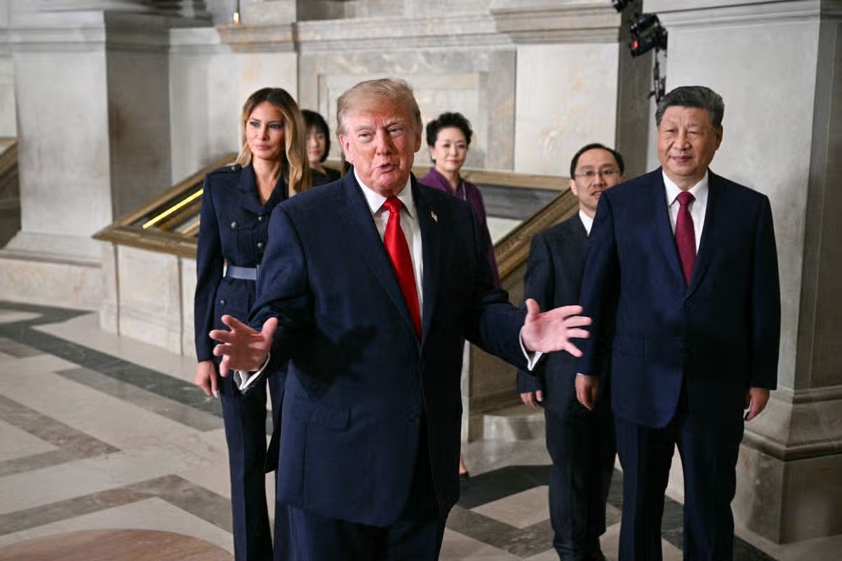 El presidente Donald Trump habla con los medios durante una visita a los Archivos Nacionales en Washington, D.C., con el presidente chino Xi Jinping (derecha), la primera dama china Peng Liyuan (tercera derecha) y la primera dama estadounidense Melania Trump (izquierda) el 25 de septiembre de 2026.