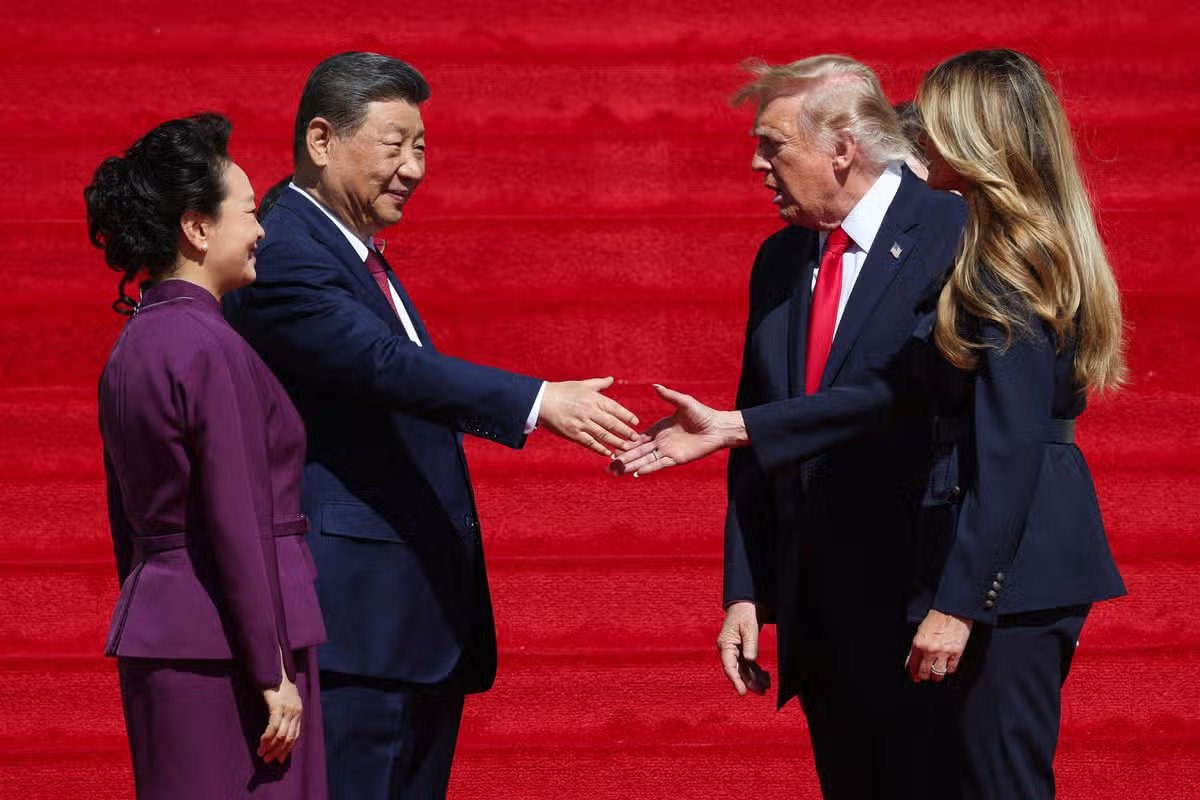 WASHINGTON, DC – 25 DE SEPTIEMBRE: El presidente chino Xi Jinping (segundo a la izquierda) le da la mano a la primera dama Melania Trump (derecha) mientras la primera dama china Peng Liyuan (izquierda) y el presidente estadounidense Donald Trump (segundo a la derecha) abandonan los Archivos Nacionales después de visitar los Archivos Nacionales el 25 de septiembre de 2026 en Washington, DC. El presidente Xi Jinping concluyó su visita de Estado de tres días a Washington, D.C., donde visitó los Archivos Nacionales y revisó registros de importancia histórica para las relaciones entre Estados Unidos y China. (Foto de Wyn McNamee/Getty Images)