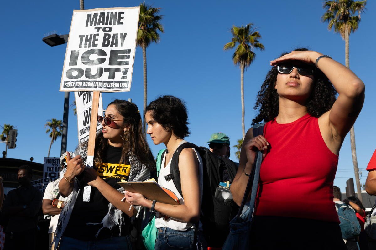 Los manifestantes se reúnen, uno de ellos con un cartel que dice: "Maine al Golfo, ¡hielo fuera!"