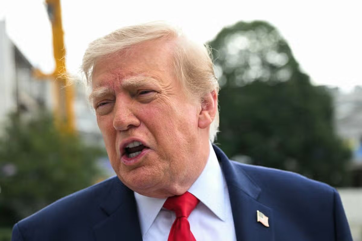 El presidente estadounidense Donald Trump habla con los medios de comunicación antes de embarcar en Marine One desde el césped sur de la Casa Blanca en Washington, DC, el 26 de septiembre de 2026. El presidente Donald Trump viajará a Knoxville, Tennessee, para el partido de fútbol universitario Tennessee/Texas. (Foto de Alex Wobleski/AFP vía Getty Images)