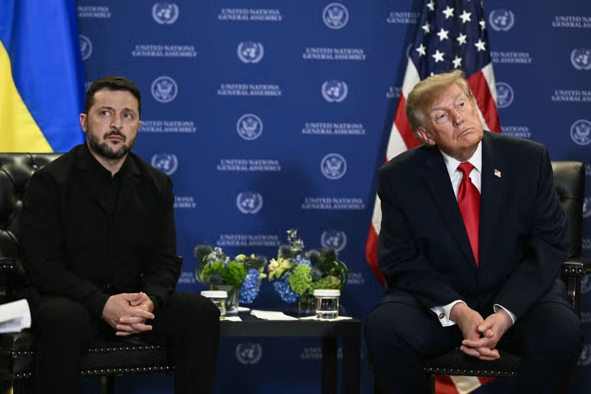 El presidente ucraniano, Volodymyr Zelensky (izquierda), observa durante una reunión bilateral con el presidente estadounidense Donald Trump.
