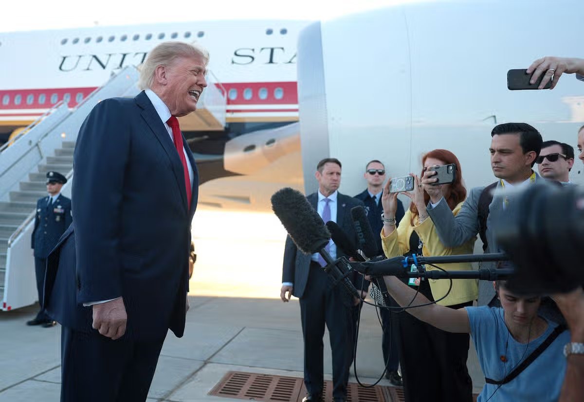 El presidente Donald Trump habla con miembros de los medios de comunicación después de descender del Air Force One en el Aeropuerto Internacional Charlotte Douglas. 
