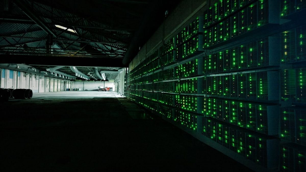 Dentro de la estatua de una cripto granja de 300 GPU vinculada a un cártel en México