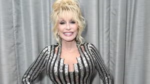 Dolly Parton asiste a la 37.a ceremonia anual de incorporación al Salón de la Fama del Rock and Roll en el Microsoft Theatre el 5 de noviembre de 2022 en Los Ángeles. (Crédito: Kevin Mazur/Getty Images)