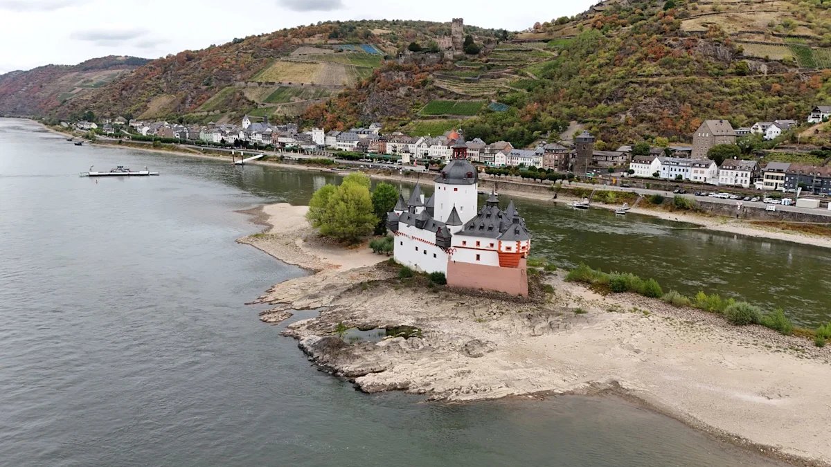 Los expertos afirman que los daños causados ​​por la caída del nivel del agua en el río Rin serán “enormes”.