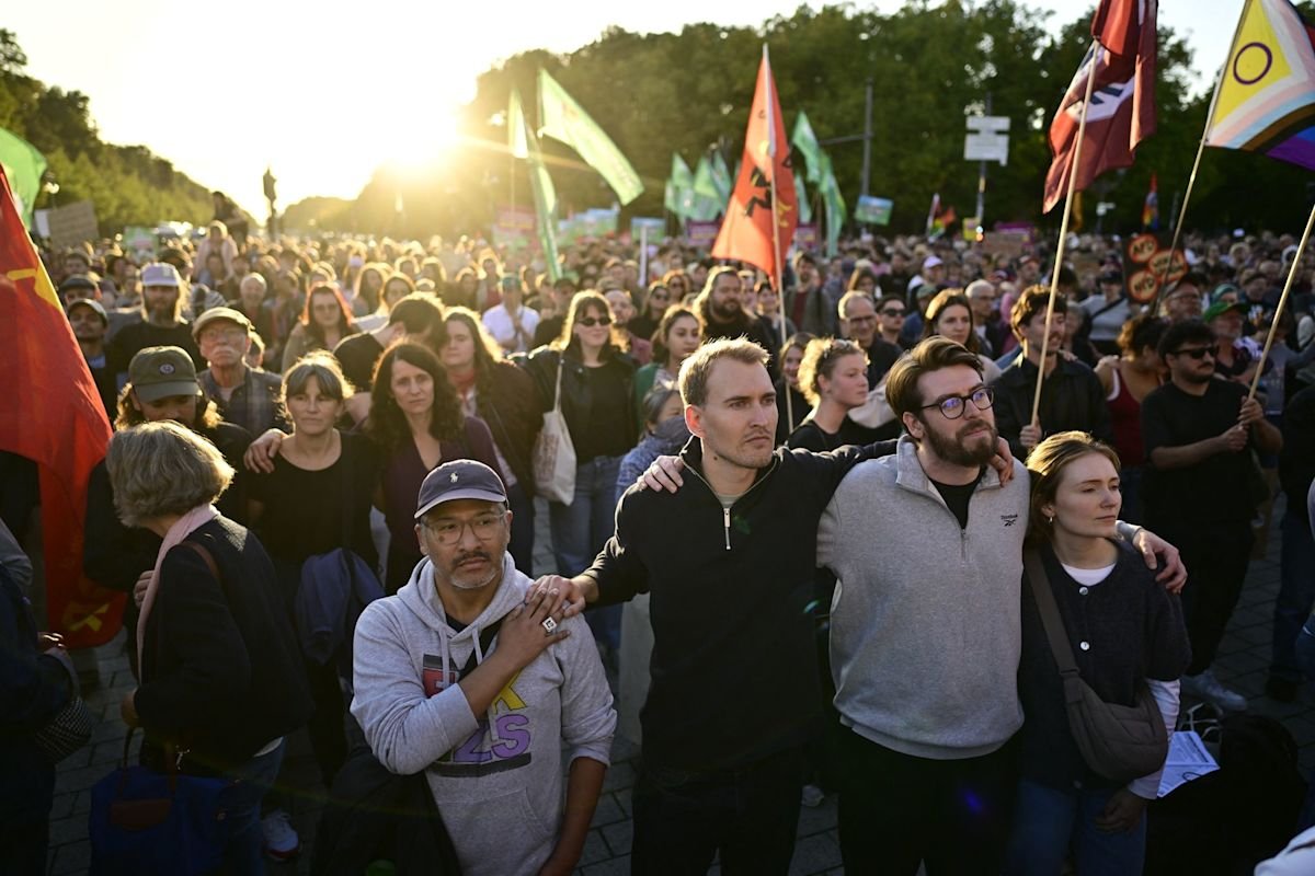 Miles de personas protestan en Berlín contra el partido Alternativa para Alemania tras su victoria electoral