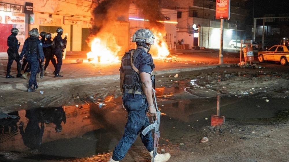 “No estás solo en la oscuridad”: el presidente de Gambia insta a la calma tras las violentas protestas por apagones