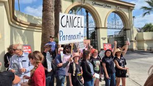 Manifestantes en el lote de Paramount el martes. (Crédito: Jeremy Foster/TheWrap)