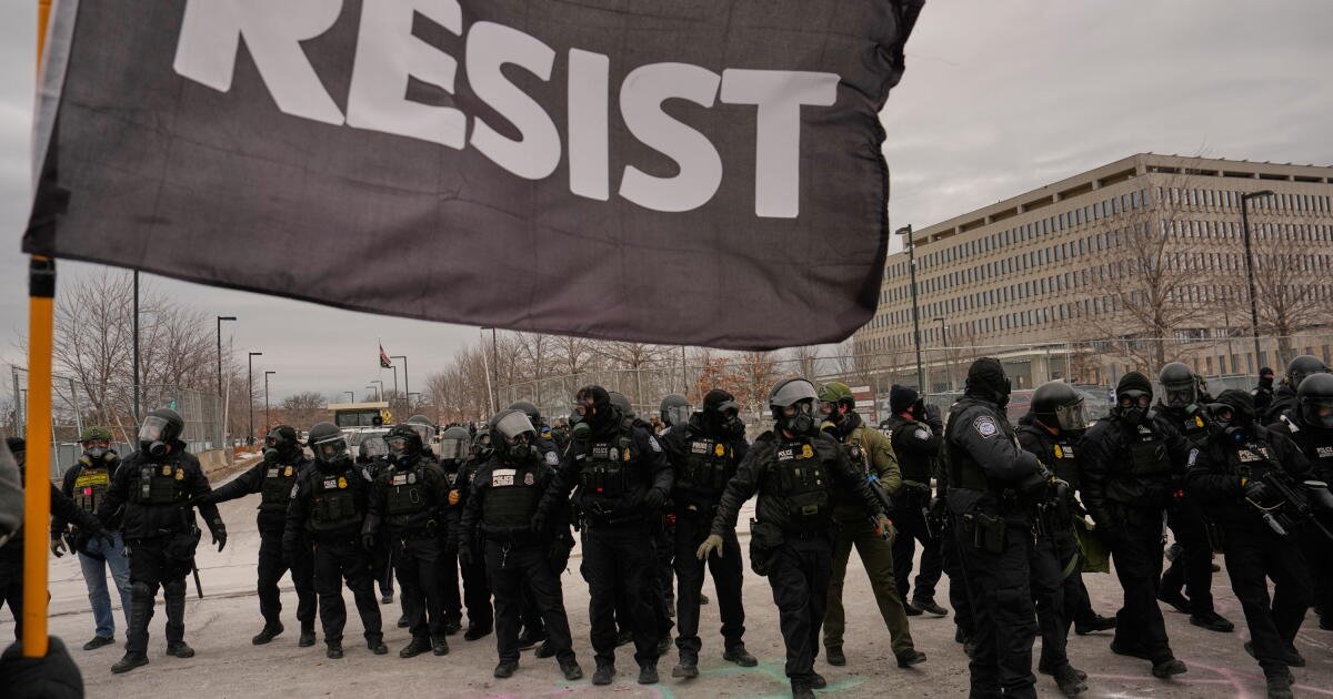 Si Trump intenta interferir en las elecciones de mitad de período, los demócratas y grupos de activistas planean contraatacar