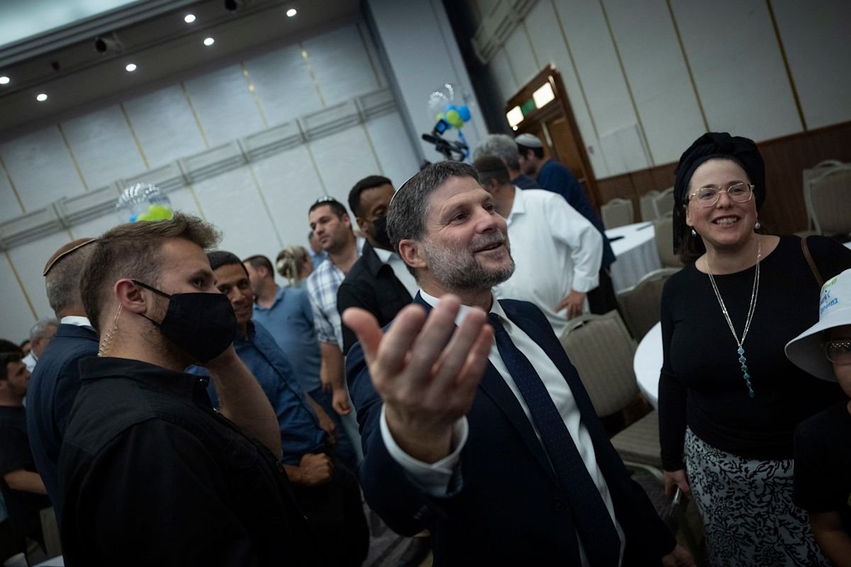 Smotrich pide la expulsión del embajador del Reino Unido tras el informe del Post sobre la prohibición comercial prevista en los asentamientos