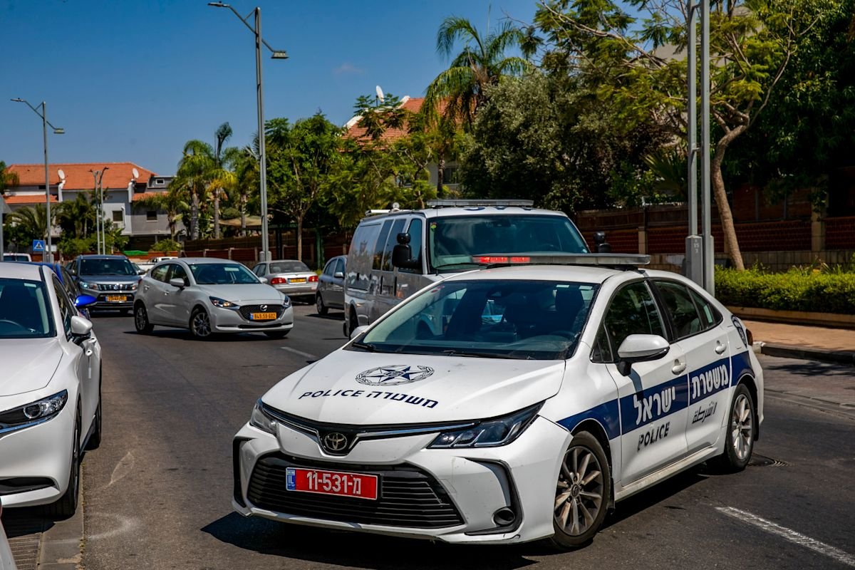 Un coche se estrelló contra un edificio residencial en Hadera, el conductor sufrió heridas leves y se descarta un intento de colisión