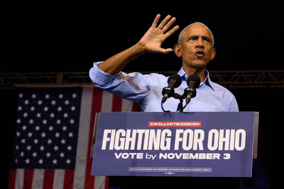 El ex presidente estadounidense Barack Obama habla durante un mitin de campaña en el Auditorio Público de Cleveland en Cleveland, Ohio, el 24 de octubre de 2026. 