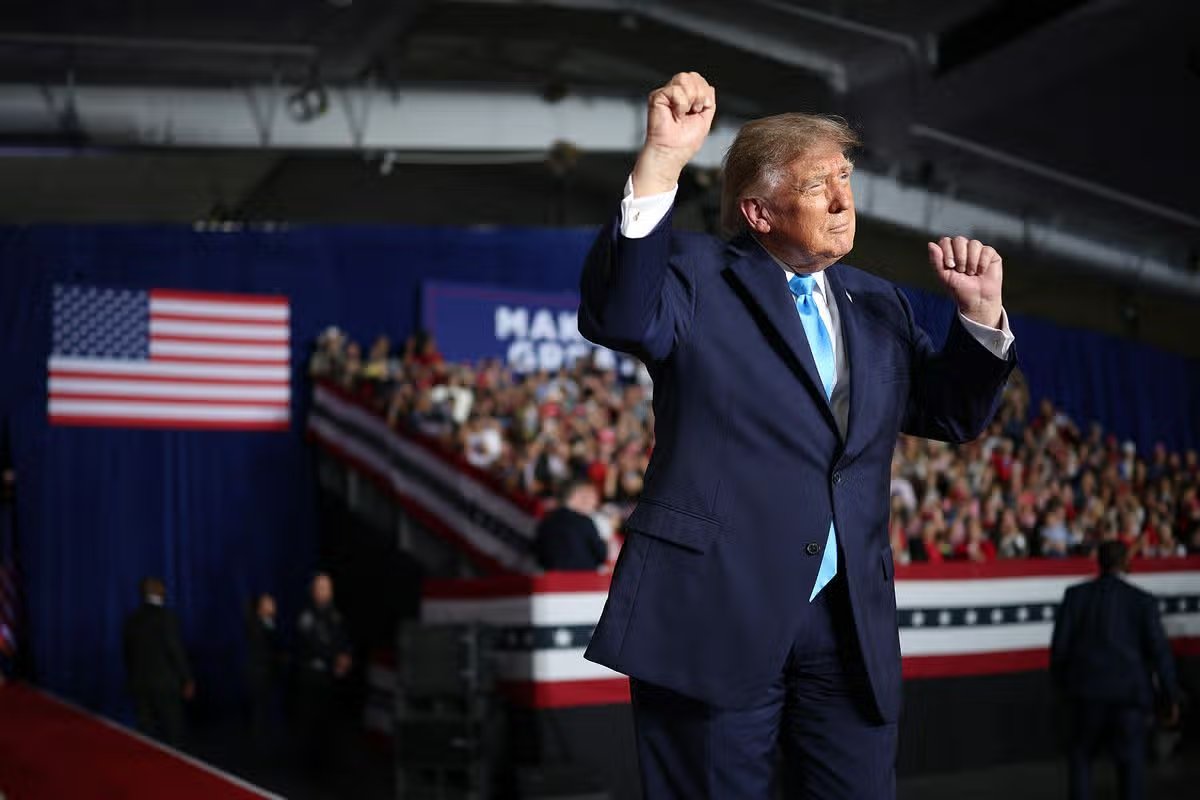 El presidente estadounidense Donald Trump finaliza un mitin de campaña en el Pinnacle Bank Expo Center en el recinto ferial del estado de Nebraska el 5 de octubre de 2026 en Grand Island, Nebraska.