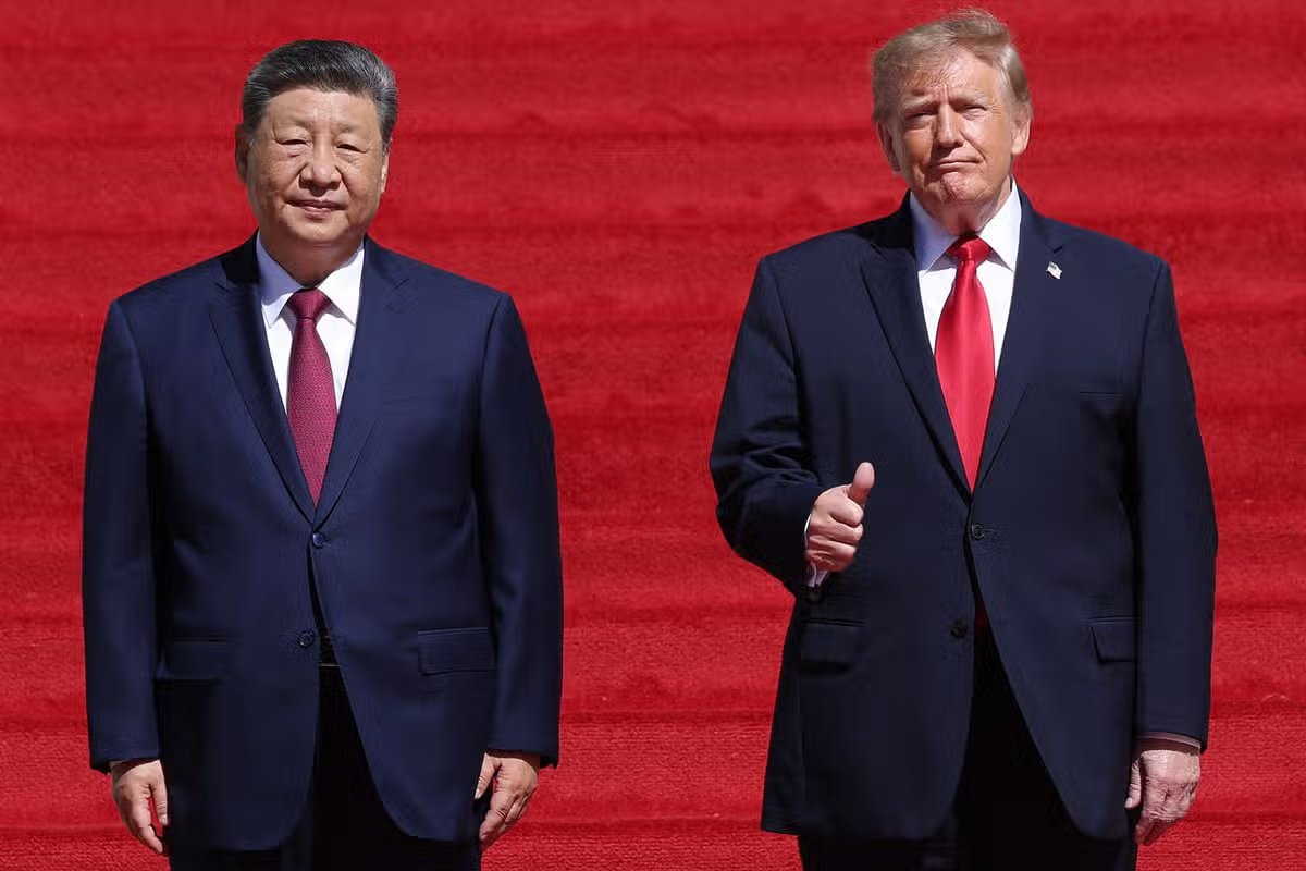 *** BESTPIX *** WASHINGTON, DC - 25 DE SEPTIEMBRE: El presidente estadounidense Donald Trump (derecha) y el presidente chino Xi Jinping (izquierda) llegan para visitar los Archivos Nacionales el 25 de septiembre de 2026 en Washington, DC. El presidente Xi Jinping concluyó su visita de Estado de tres días a Washington, D.C., donde visitó los Archivos Nacionales y revisó registros de importancia histórica para las relaciones entre Estados Unidos y China. (Foto de Wyn McNamee/Getty Images)