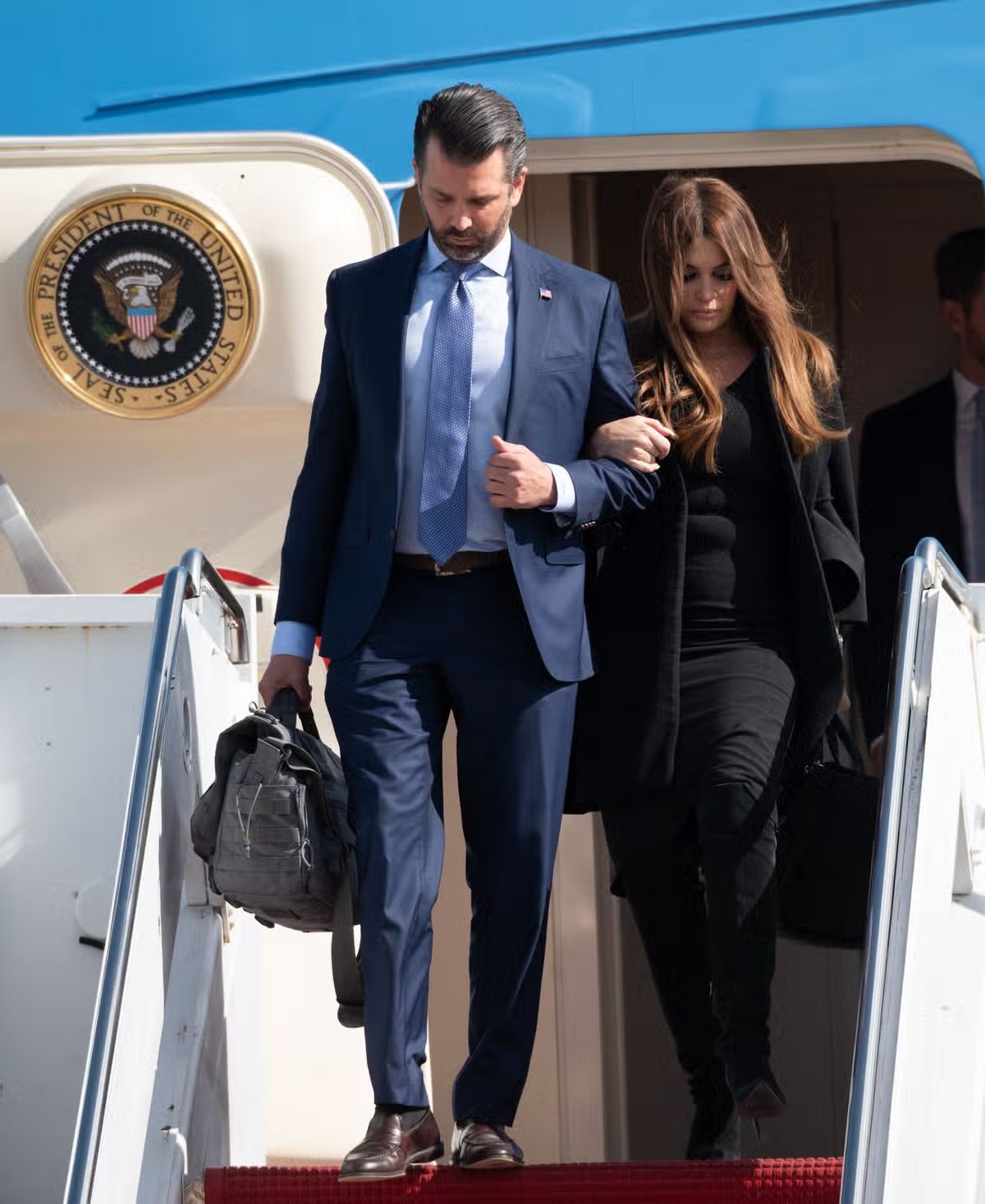 Donald Trump Jr. y Kimberly Guilfoyle salen del Air Force One en el Aeropuerto Internacional de Palm Beach.