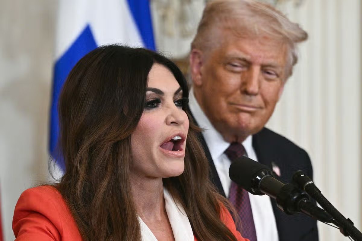 (Foto de archivo) Kimberly Guilfoyle, candidata del presidente Trump para embajadora de Estados Unidos en Grecia, habla con el presidente estadounidense Donald Trump durante las celebraciones del Día de la Independencia de Grecia en el Salón Este de la Casa Blanca en Washington, D.C., el 24 de marzo de 2025. El presidente estadounidense Donald Trump y el secretario de Estado Marco Rubio están considerando despedir a Kimberly Guilfoyle, la embajadora de Estados Unidos en Grecia, informaron medios estadounidenses. Kimberly Guilfoyle está bajo presión tras una serie de filtraciones dañinas, según informes de los medios estadounidenses. Según un informe de CNN del 11 de octubre de 2026, se espera que Trump decida pronto el destino de la ex prometida de su hijo mayor, Donald Trump Jr. En los últimos días, el Wall Street Journal ha publicado una serie de artículos muy vergonzosos sobre el ex presentador de Fox News, que se ha convertido en una figura clave de la campaña 