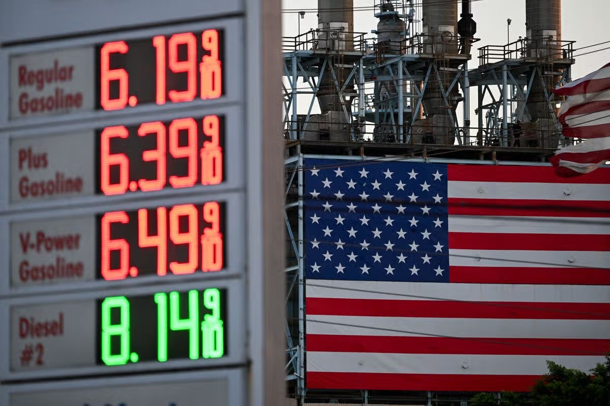 Fuera de la refinería de Marathon Oil Company en Los Ángeles, los precios de la gasolina en una estación Shell estaban por encima de los 6 dólares el galón y el diésel por encima de los 8 dólares el galón.